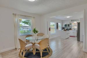 a kitchen and dining room with a glass table and chairs at Boynton Beach Getaway in Boynton Beach