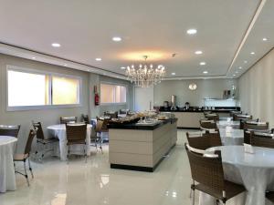 een restaurant met tafels en stoelen en een eetkamer bij Hotel Seville Comfort in Telêmaco Borba +25 foto's