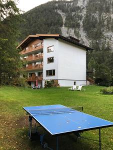 eine Tischtennisplatte vor einem Gebäude in der Unterkunft Karwendel-Lodge in Scharnitz