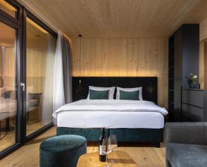 Ein Bett oder Betten in einem Zimmer der Unterkunft Der Dolomitenhof - Tristach