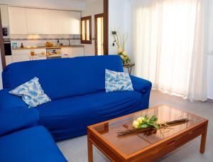ムロにあるCasa Marimar 039 by Mallorca Charmeのリビングルーム(コーヒーテーブル付)の青いソファ
