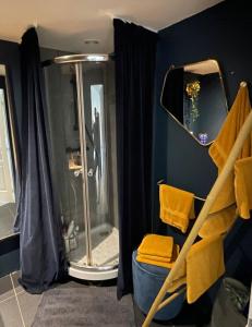 uma casa de banho com um chuveiro, toalhas amarelas e uma escada. em Coeur de Lyon avec Terrasse et Jacuzzi em Lyon