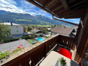 uma vista a partir da varanda de uma casa com piscina em Apartments Chalet Sonnentanz em Piesendorf