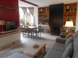 uma sala de estar com um sofá e uma mesa em CA`L MOSSEN em São João das Abadessas