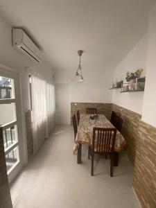 una sala da pranzo con tavolo e sedie di casa de pueblo con chimenea a Navas del Rey
