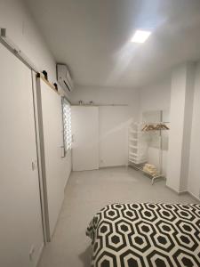 una stanza con un letto al centro di casa de pueblo con chimenea a Navas del Rey