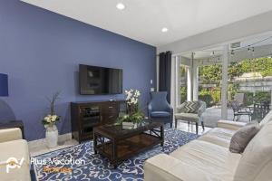 Area tempat duduk di 360-Family Home by Disney with Private POOL