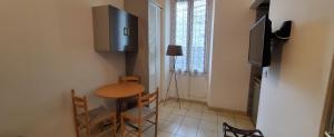 Telewizja i/lub zestaw kina domowego w obiekcie STUDIOS PARISIENS