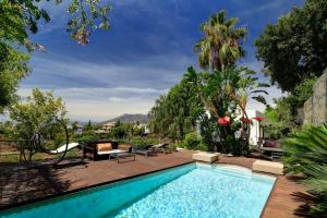 einen Pool im Garten mit Terrasse und Bäumen in der Unterkunft Marbella Boutique Art hotel in Marbella