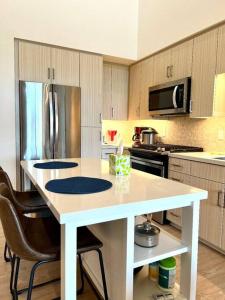 Köök või kööginurk majutusasutuses Lovely 1-bedroom Loft with sofa bed in Irvine