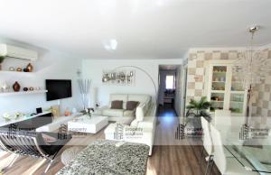 TV a/nebo společenská místnost v ubytování Ático Deluxe - Gran terraza con vistas panorámicas - Piscina - PARKING GRATIS