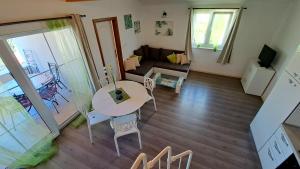 Vista aérea de una sala de estar con mesa y sillas en Apartment Oaza Mira, en Tribunj