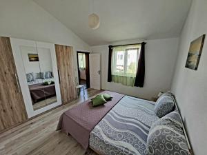 Un dormitorio con una cama grande y una ventana en Apartment Oaza Mira, en Tribunj