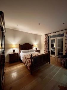 een slaapkamer met een groot bed en 2 nachtkastjes bij Redgate House Bed & Breakfast in Derry Londonderry