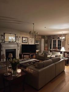 un soggiorno con divano e pianoforte di Redgate House Bed & Breakfast a Londonderry