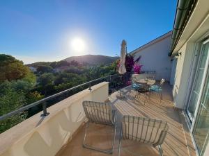 un balcón con mesa y sillas. en Apartment Oaza Mira, en Tribunj