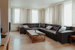 uma sala de estar com um sofá e uma mesa de centro em Villa Fortem męt sauna en jacuzzi em Alveringem