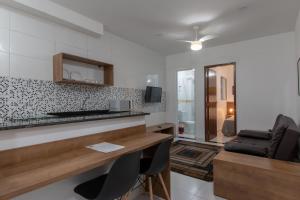 een keuken met een aanrecht en stoelen in een kamer bij Apartamento completo no Brás in Sao Paulo