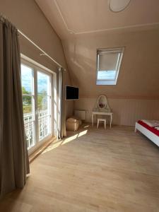 ユーバーリンゲンにあるFerienwohnung Bodenseeのベッドルーム1室(ベッド1台、大きな窓付)