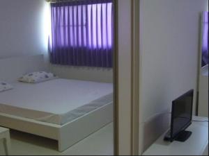 Cama pequeña en habitación con ventana en Room in Guest room - Impact Don Mueang Bangkok Guest House en Thung Si Kan