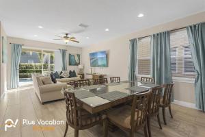 uma sala de jantar e sala de estar com mesa e cadeiras em 520-Villa by Disney 8 Bedrooms wPool & SPA em Orlando