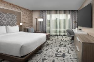 Voodi või voodid majutusasutuse Silver Cloud Hotel Tacoma at Point Ruston Waterfront toas