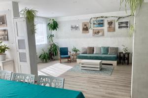 sala de estar con sofá azul y sillas en Anglet, centre ville, proche des plages, en Anglet