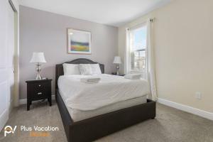 ein Schlafzimmer mit einem großen Bett und einem Fenster in der Unterkunft 551-Luxury 8 Bedrooms Villa Pool& Spa-Movie Room in Orlando