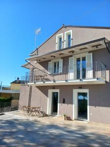 a large building with a balcony and a table at La Morice in Guardiagrele