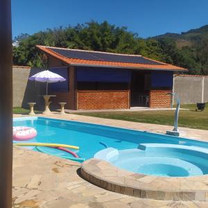 Bazén v ubytování Chácara das Primaveras nebo v jeho okolí
