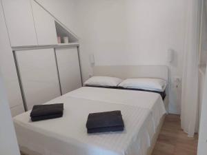 een slaapkamer met een bed met twee handdoeken erop bij Ferienhaus MAESTRAL - Kastel Kambelovac in Kaštela
