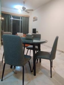 jadalnia ze stołem i krzesłami w obiekcie GloRy BeAch ResOrt private apartment w mieście Port Dickson