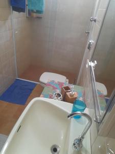 y baño con lavabo y aseo. en Katsbarnea Hostel, en Florianópolis