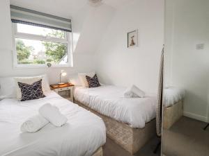 a bedroom with two twin beds and a window at Padstowgetaways in Padstow