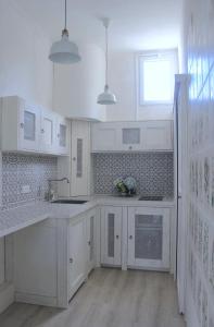 cocina blanca con armarios blancos y ventana en Anglet, centre ville, proche des plages, en Anglet