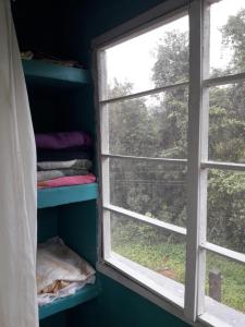 een kamer met een raam en handdoeken bij cantinho bom in Ubatuba