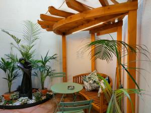 pokój ze stołem i roślinami w obiekcie Apartamento Ravachol Pontevedra ciudad w mieście Pontevedra