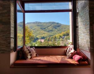 um assento na janela com vista para uma montanha em Chalet Mila em Mavrovo