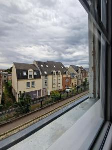 - une vue depuis la fenêtre d'une rue de la ville dans l'établissement Le Nid Douillet, à Amiens