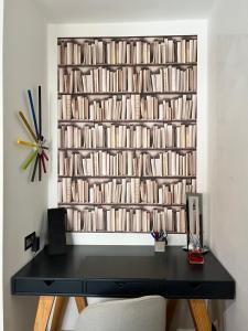 una scrivania nera con un orologio appeso a un muro di Lovely Studio Cannes a Cannes