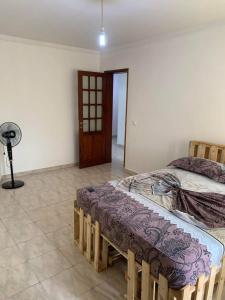 1 Schlafzimmer mit 2 Betten und einem Ventilator in der Unterkunft Appart Hotel Belvedere in Praia