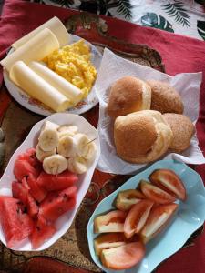 una mesa cubierta con platos de comida con fruta y huevos en Holiday Room Sa Tebia en Oristano