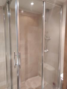 a shower with a glass door in a bathroom at Apartamento en Viladecans cerca del aeropuerto in Viladecáns