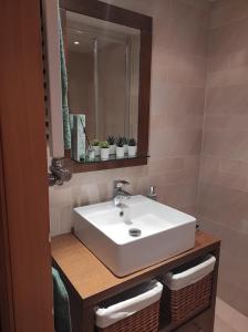 a bathroom with a white sink and a mirror at Apartamento en Viladecans cerca del aeropuerto in Viladecáns