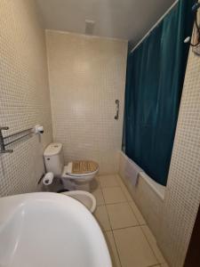 een badkamer met een toilet, een wastafel en een bad bij Las Brisas in Granadilla de Abona