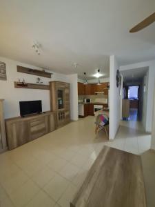 uma ampla sala de estar com uma televisão e uma cozinha em Las Brisas em Granadilla de Abona