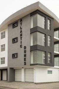 un edificio alto con un cartel en el costado en Atlantic Dunes Unit 10, Self Catering, en Rand Rifles