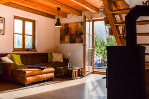 ein Wohnzimmer mit einem Sofa und einem Tisch in der Unterkunft Ferienhaus Müllerswald in Schenkenzell