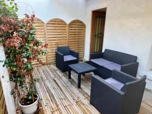Χώρος καθιστικού στο Studio Neuf Climatisé avec Terrasse #4