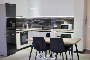 Η κουζίνα ή μικρή κουζίνα στο Miku Apartment - Captivating 3 Bedroom At Olympic Residence